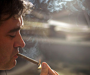 Un fumador en San Sebastin (Foto: Pablo Snchez | Reuters)