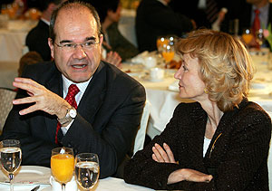 Elena Salgado conversa con el presidente andaluz, Manuel Chaves. (Foto: EFE)