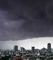 Una nube negra se extiende sobre Yakarta. (Reuters)