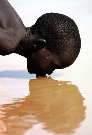 Un nio bebe agua de un ro, en una regin de Sudn afectada por el clera. (Foto: Reuters)