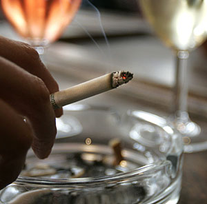 Un fumador en un pub de Londres (Foto: Kirsty Wigglesworth | AP)