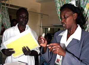 Una enfermera analiza una muestra de un antirretroviral en un hospital de Kenia. (Foto: Reuters)
