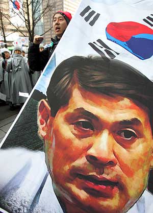 Retrato de Hwang durante una manifestacin de apoyo en Sel. (Foto: Ahn Young-joon | AP)