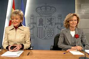 La vicepresidenta del Gobierno y la ministra de Sanidad. (Foto: EFE)