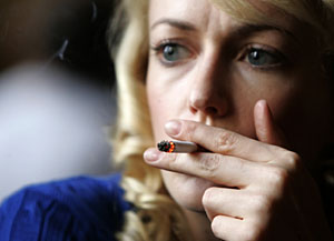Una mujer fumando en un bar de Glasgow, Escocia (Foto: Reuters | Tony Marsh)
