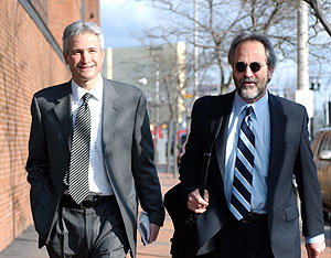 Los abogados de John McDarby, Rob Gordon (izda.) y Jerry Kristel (Foto: AP)