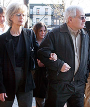 Thomas Cona y su mujer llegan a los tribunales durante el juicio. (AP)