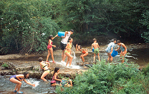 Varios adolescentes juegan en el agua (Foto: El Mundo)