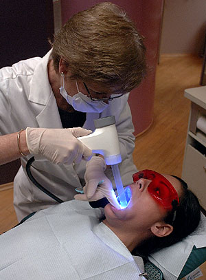 Un dentista examina a un paciente