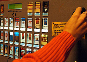 Una persona se dispone a comprar una cajetilla de tabaco (Foto: EFE | Ballesteros)