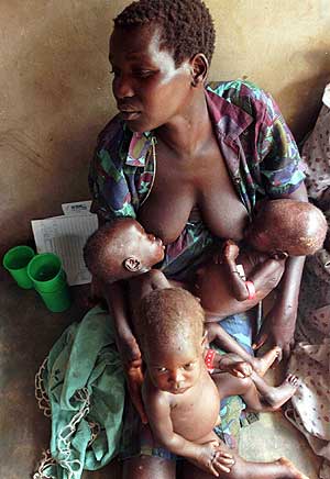 Una mujer ugandesa da de mamar a sus dos hijos. (Foto: George Mulala | Reuters)