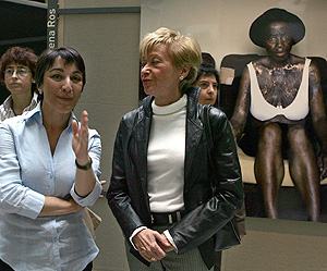 Fernndez de la Vega junto a la presidenta de Mdicos del Mundo, Teresa Gonzlez (Foto: EFE | Paco Campos). Ver album completo