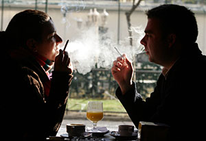 Una pareja fuma en el caf Gijn (Foto: EFE | J.C. Hidalgo)