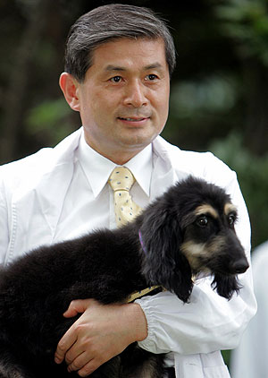 El cientfico surcoreano Hwang, con su perro clonado, 'Snuppy'. (Foto: REUTERS)