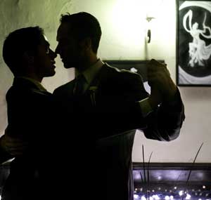 Una pareja gay baila un tango en un bar de Buenos Aires. (Foto: Ali Burafi |AFP)