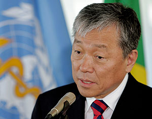El doctor Lee durante una conferencia de prensa en Gnova el pasado 21 de abril (Foto: AFP)