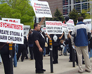 Manifestantes a las puertas del congreso de la APA (Foto: A.V.)