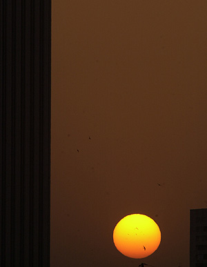 Puesta de sol desde un edificio madrileño (Foto: José Ayma)
