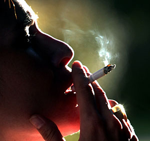 Galera: "Diez formas de consumir tabaco". La OMS advierte de que no slo los cigarrillos son dainos.