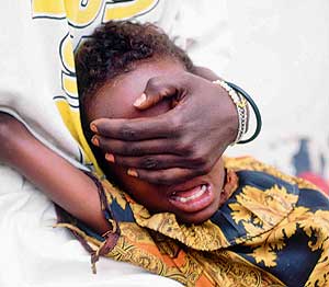 Una nia es sometida a una mutilacin genital en Somalia. (Foto: J. M. Bouju)