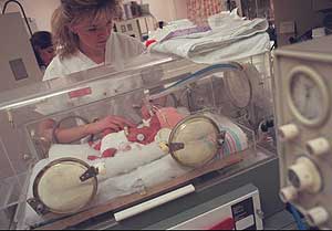 Una enfermera atiende en la incubadora a un beb prematuro. (Foto: Archivo)
