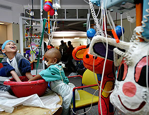 Nios con cncer en un hospital (Foto: Reuters | Ronen Zvulun)