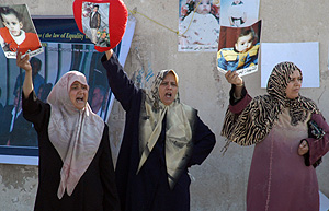Familiares de los niños se han manifestado frente al tribunal (Foto: AFP | Mahmud Turkia)