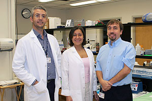 De izquierda a derecha: Joaquín Castilla, Paula Saá y Claudio Soto. (Foto: Universidad de Texas)
