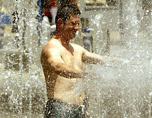 Un hombre se refresca en una fuente de Alicante (Foto: EFE | Morell)
