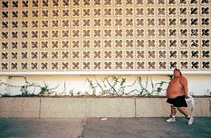 Un hombre obeso, paseando por una calle de Santa Barbara, California. (Foto: Isaac Hernndez)