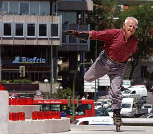 Un anciano patinando. (Foto: Jaime Villanueva)