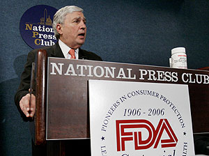 El director de la FDA, durante el anuncio de la autorizacin de Atripla (Foto: H. Ghanbari | AP)