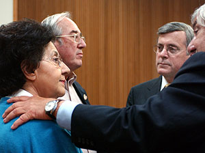 Elaine Doherty, junto a su marido, es consolada por sus abogados tras el veredicto. (Foto: Mary Godleski | AP)