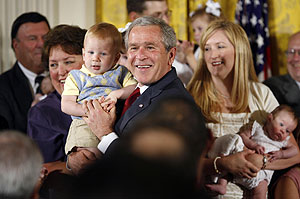 Bush posa con Trey Jones, uno de los nios nacidos a partir de un embrin 'adoptado'. (Foto: Kevin Lamarque | Reuters)