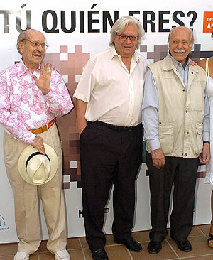 Manuel Alexandre y Jos Luis Lpez Vzquez posan junto a Antonio Mercero (Foto: EFE)