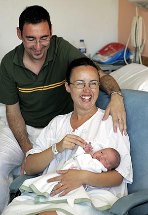 La pequeña Carmen, con sus padres, Victoria y José Manuel, en el hospital de Sevilla. (Foto: EFE)