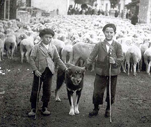 Dos niños en Lario (León), en 1936 (Foto: José Ramón Lueje | CSIC)