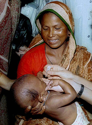 Una nia recibe la vacuna oral contra la polio en Bangladesh durante la campaa de 2000. (Foto: Reuters)