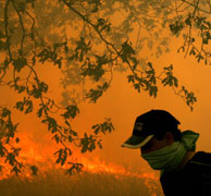 Un hombre se protege del humo (Foto: Reuters | Miguel Vidal)