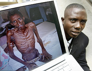 Joseph Jeune, un paciente haitiano, muestra en un porttil su propia foto antes de recibir tratamiento antirretroviral (Foto: Reuters)