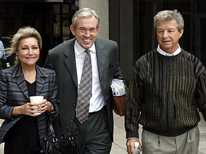 Barnet (dcha.) abandona los tribunales con su esposa y su abogado (Foto: Alex Brandon | AP)