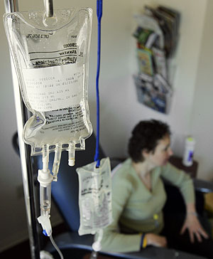 Una paciente recibe tratamiento con Erbitux en un hospital britnico (Foto: AP|Mark Duncan)