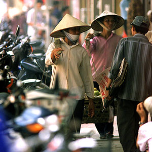 Vendedores vietnamitas en una calle de Hanoi (Foto: EFE)