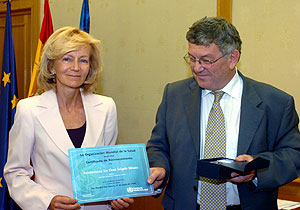 Elena Salgado recibe el Premio 2006 del Día Mundial sin Tabaco. (Foto: José Huesca | EFE)