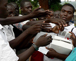 Un voluntario de Cruz Roja distribuye preservativos en una regin de Uganda. (Reuters)