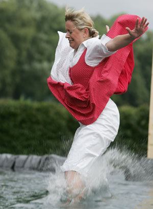 Una mujer salta al agua durante una fiesta tradicional austriaca (Foto: AFP)