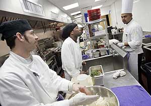 Cocineros en un restaurante de Nueva York. (Foto: Reuters)
