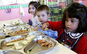Un grupo de nios en el comedor de un colegio. (Foto: Carlos Espeso)