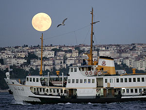 Un barco atraca en el Bsforo, en Estambul (Foto: AP | Murad Sezer)
