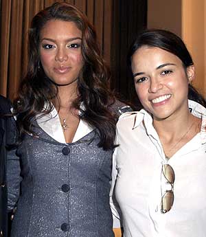 La miss Zuleyka Rivera y la actriz Michelle Rodrguez en la presentacin de la campaa. (Foto: EFE)